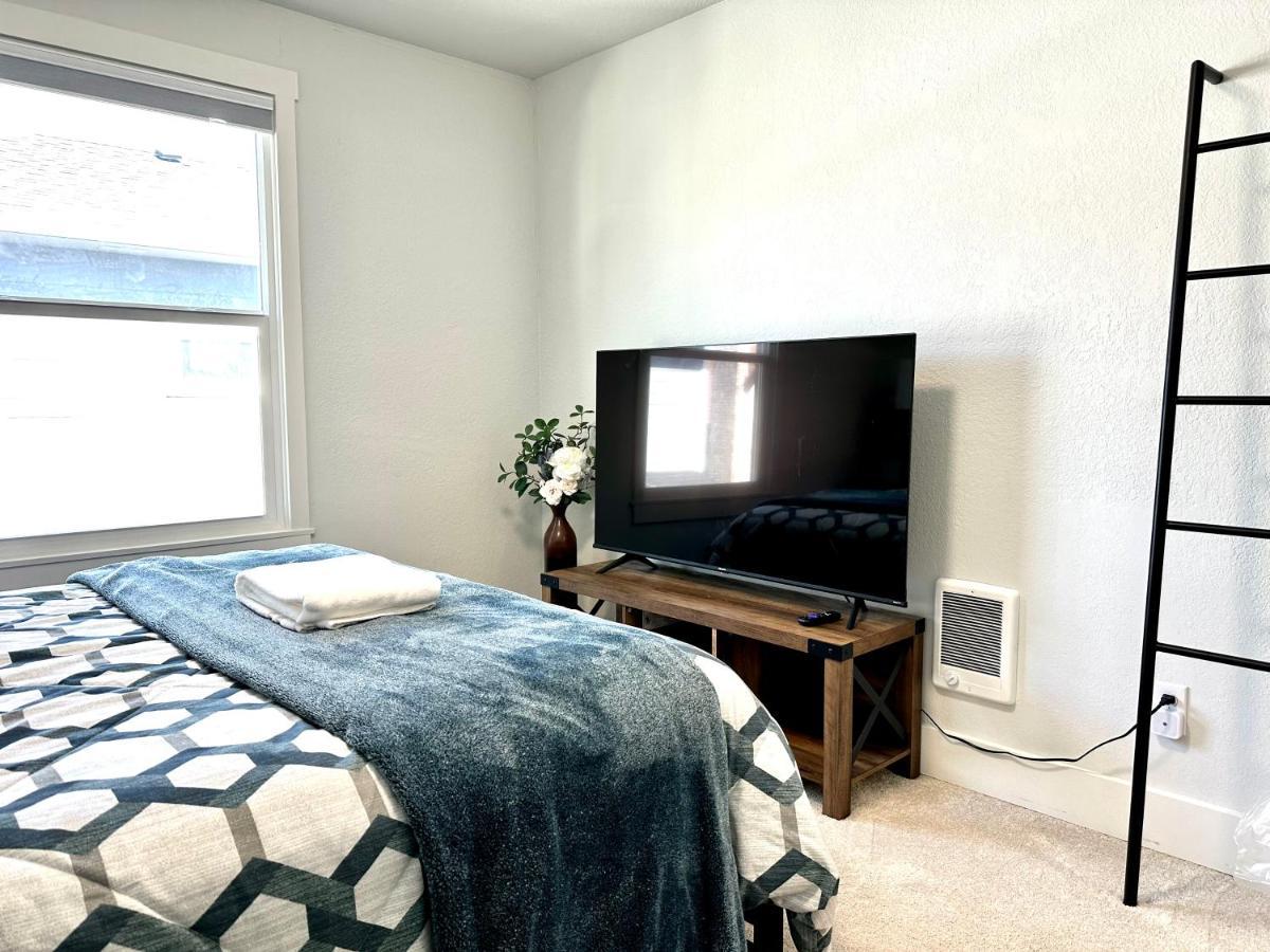 Tacoma 2 Bedrooms 1 Baths Sleep 5 With Compact Kitchen מראה חיצוני תמונה